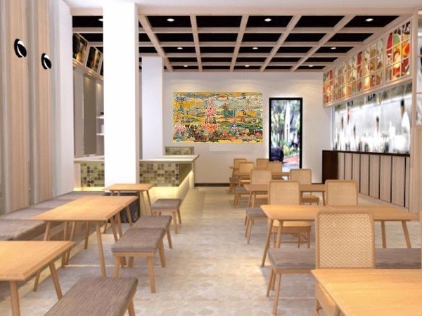 Interior kafe dengan meja kayu, panel vertikal dan plafon bergaris