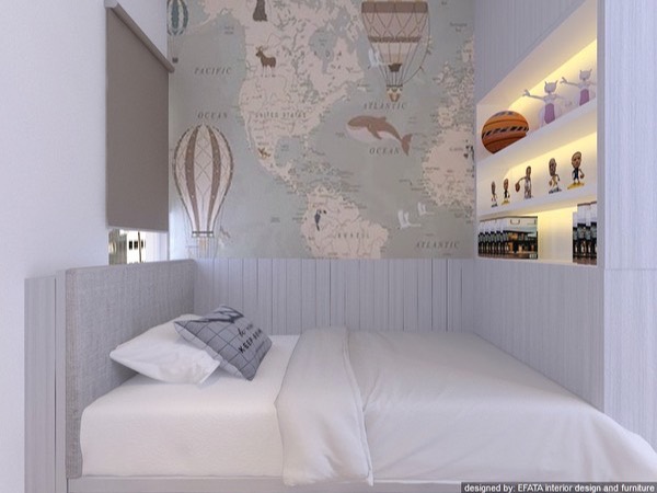 Kamar anak dengan wallpaper peta dunia dan rak display berlampu