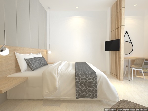 Kamar hotel dengan tempat tidur kayu, TV gantung dan meja kerja