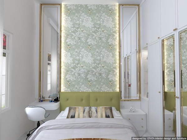 Kamar tidur dengan wallpaper bunga hijau dan lemari cermin berbingkai emas