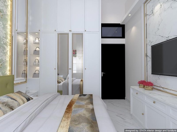 Kamar tidur dengan lemari built-in putih dan dinding TV marmer